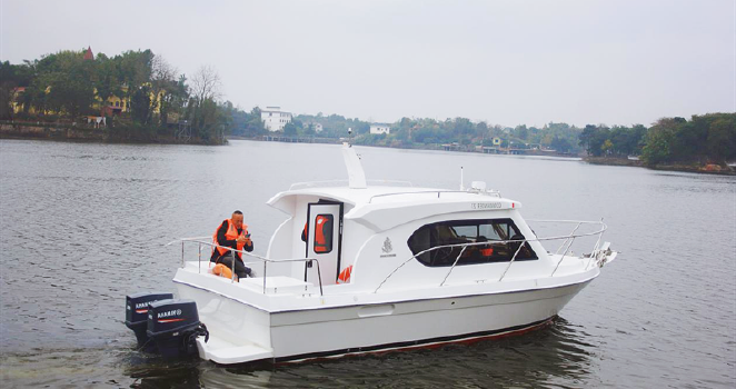 首艘“四川造”出口非洲游艇在泸州下水试航